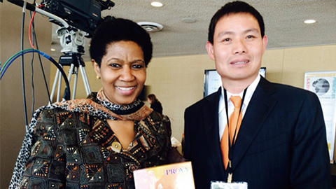 DB真人旗舰尊贵定制礼 敬赠南非首位女性副总统